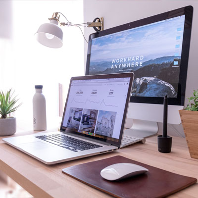 Arbeitsplatz mit Website auf Computer und Laptop